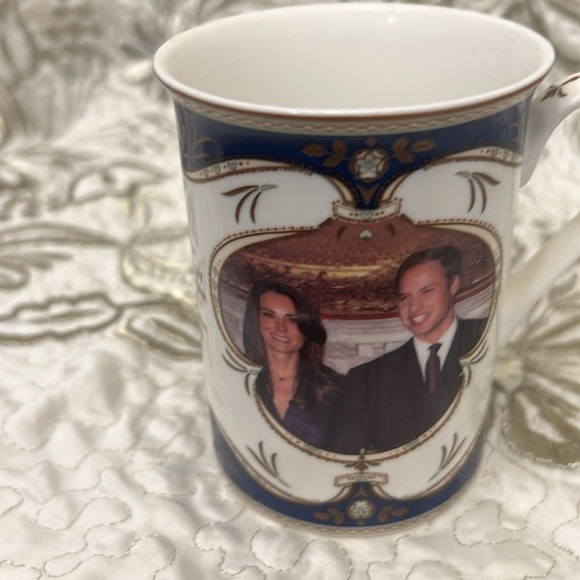 Royal Crest - the royal wedding edition exclusive - Picture 3 of 5